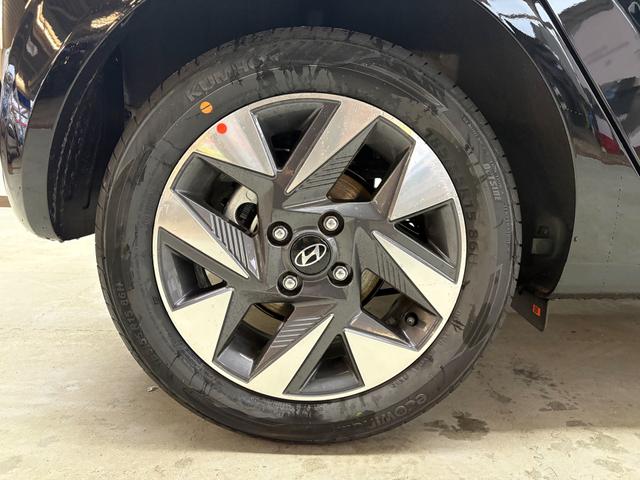 Hyundai i10 PREMIUM AUT SHZ KLIMAAUTOMATIK AMBIENTE ALU RFK PDC NAVI 