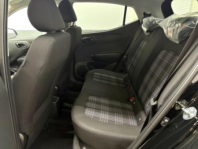 Hyundai i10 PREMIUM AUT SHZ KLIMAAUTOMATIK AMBIENTE ALU RFK PDC NAVI 