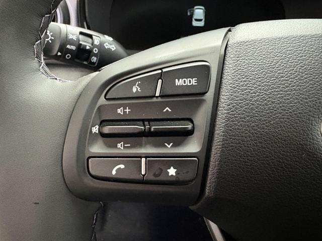 Hyundai i10 PREMIUM AUT SHZ KLIMAAUTOMATIK AMBIENTE ALU RFK PDC NAVI 