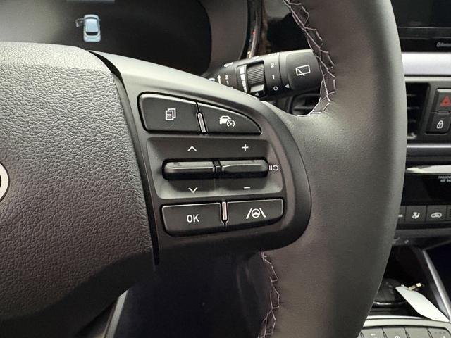 Hyundai i10 PREMIUM AUT SHZ KLIMAAUTOMATIK AMBIENTE ALU RFK PDC NAVI 