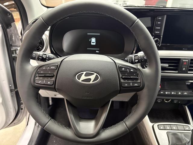 Hyundai i10 PREMIUM AUT SHZ KLIMAAUTOMATIK AMBIENTE ALU RFK PDC NAVI 