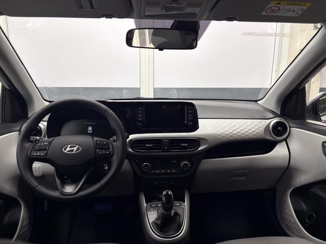 Hyundai i10 PREMIUM AUT SHZ KLIMAAUTOMATIK AMBIENTE ALU RFK PDC NAVI 