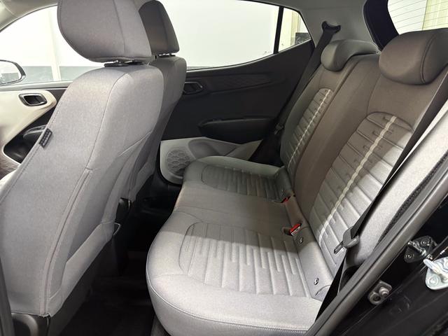 Hyundai i10 PREMIUM AUT SHZ KLIMAAUTOMATIK AMBIENTE ALU RFK PDC NAVI 