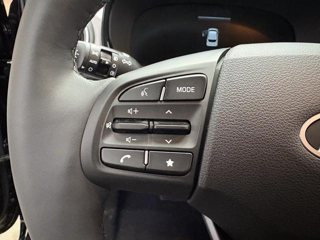 Hyundai i10 PREMIUM AUT SHZ KLIMAAUTOMATIK AMBIENTE ALU RFK PDC NAVI 