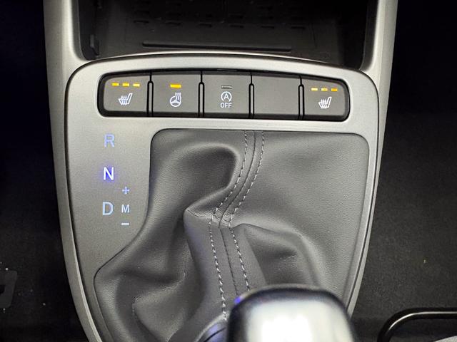 Hyundai i10 PREMIUM AUT SHZ KLIMAAUTOMATIK AMBIENTE ALU RFK PDC NAVI 