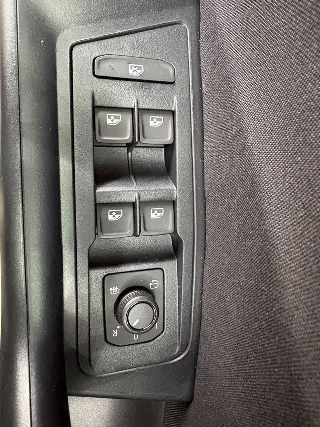 Volkswagen T-Roc EDITION IQ DRIVE SHZ ACC RFK PDC 