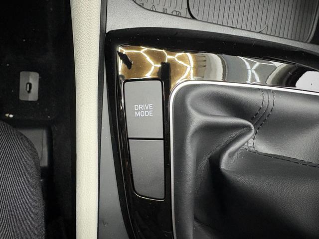 Hyundai TUCSON STYLE KLIMAAUTOMATIK TOTWINKEL NAVI SHZ RFK PDC 