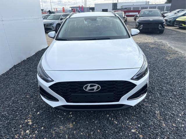 Hyundai / i30 / Wei&szlig; / / / NAVI SHZ RFK PDC v+h
