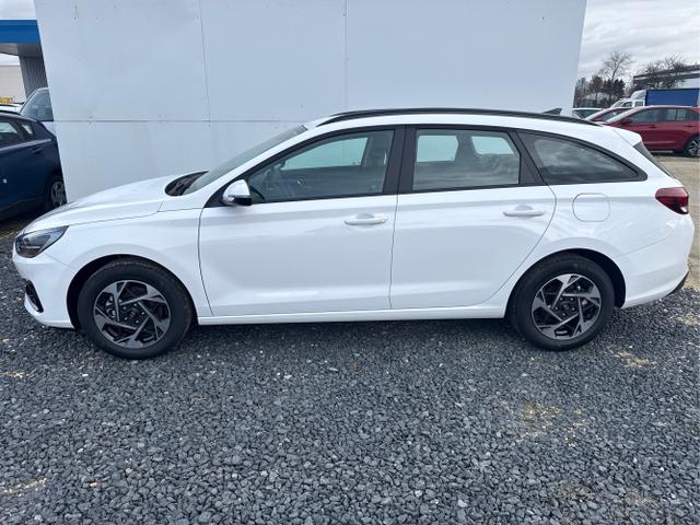 Hyundai / i30 / Wei&szlig; / / / NAVI SHZ RFK PDC v+h