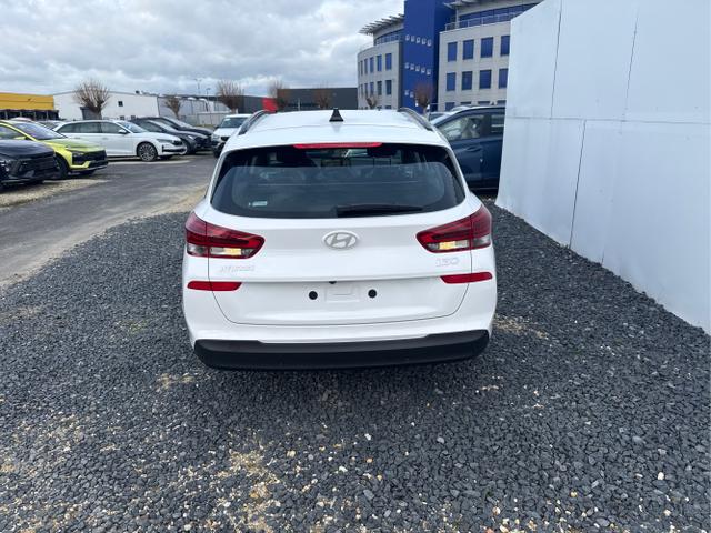 Hyundai / i30 / Wei&szlig; / / / NAVI SHZ RFK PDC v+h