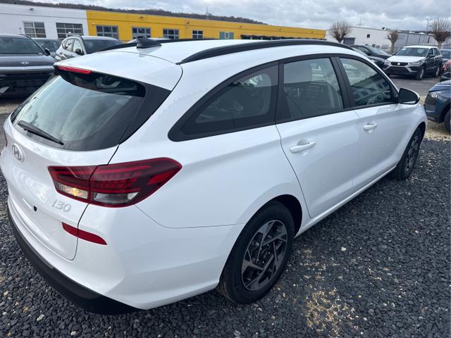 Hyundai / i30 / Wei&szlig; / / / NAVI SHZ RFK PDC v+h