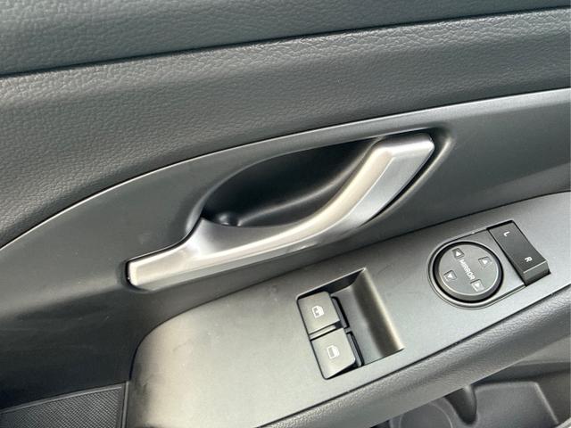 Hyundai / i30 / Wei&szlig; / / / NAVI SHZ RFK PDC v+h