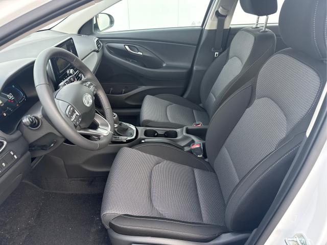 Hyundai / i30 / Wei&szlig; / / / NAVI SHZ RFK PDC v+h