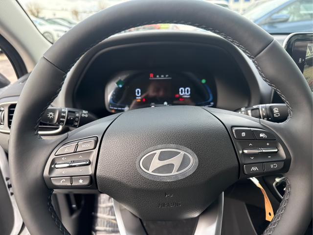 Hyundai / i30 / Wei&szlig; / / / NAVI SHZ RFK PDC v+h