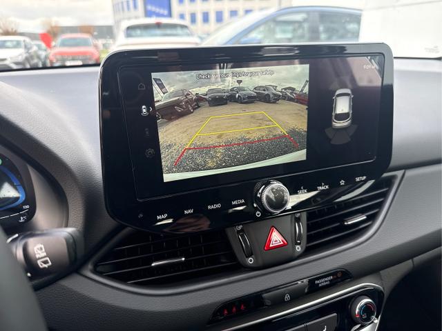 Hyundai / i30 / Wei&szlig; / / / NAVI SHZ RFK PDC v+h