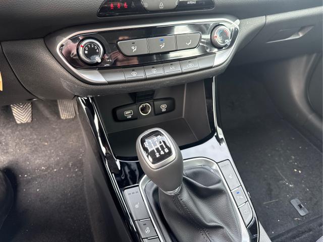 Hyundai / i30 / Wei&szlig; / / / NAVI SHZ RFK PDC v+h