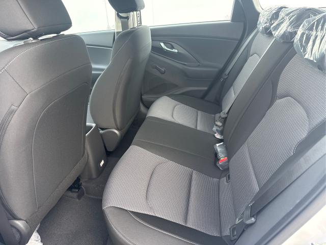 Hyundai / i30 / Wei&szlig; / / / NAVI SHZ RFK PDC v+h