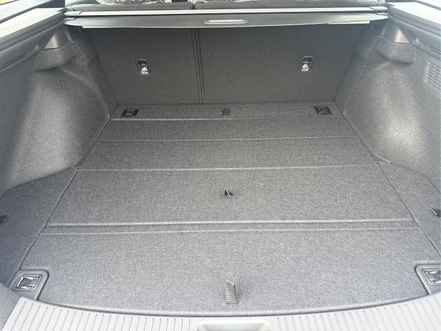 Hyundai / i30 / Wei&szlig; / / / NAVI SHZ RFK PDC v+h