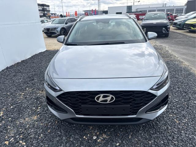 Hyundai / i30 / Silber / / / NAVI SHZ RFK PDC v+h