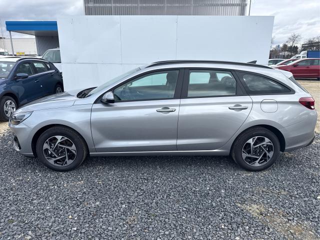 Hyundai / i30 / Silber / / / NAVI SHZ RFK PDC v+h