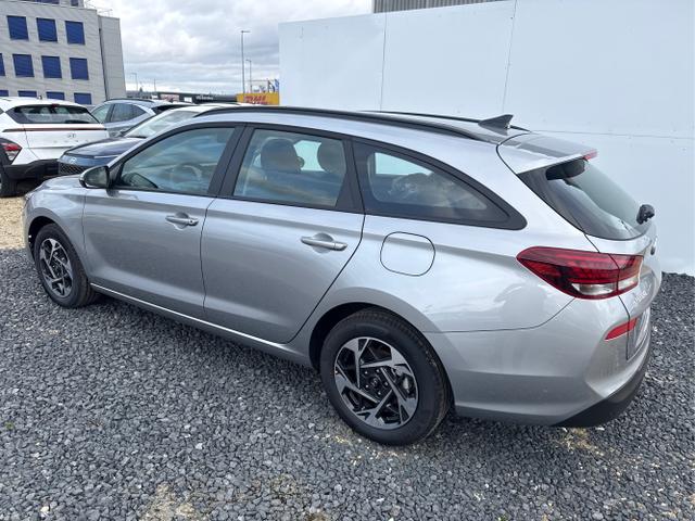 Hyundai / i30 / Silber / / / NAVI SHZ RFK PDC v+h