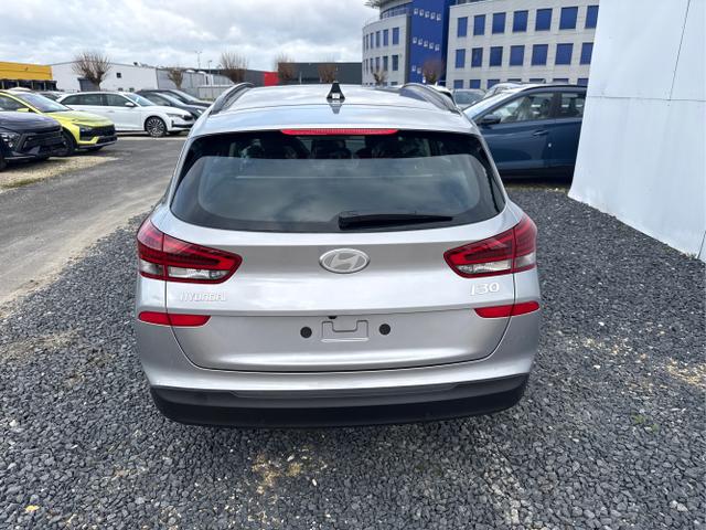 Hyundai / i30 / Silber / / / NAVI SHZ RFK PDC v+h