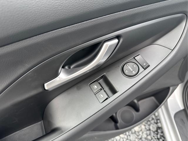 Hyundai / i30 / Silber / / / NAVI SHZ RFK PDC v+h