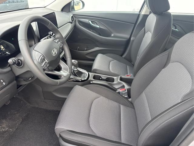 Hyundai / i30 / Silber / / / NAVI SHZ RFK PDC v+h