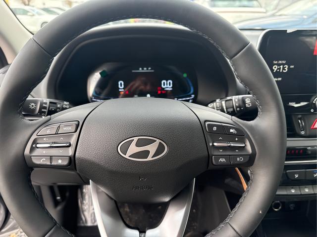 Hyundai / i30 / Silber / / / NAVI SHZ RFK PDC v+h