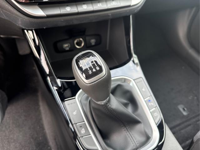 Hyundai / i30 / Silber / / / NAVI SHZ RFK PDC v+h