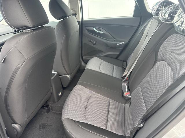 Hyundai / i30 / Silber / / / NAVI SHZ RFK PDC v+h