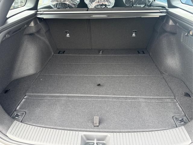 Hyundai / i30 / Silber / / / NAVI SHZ RFK PDC v+h