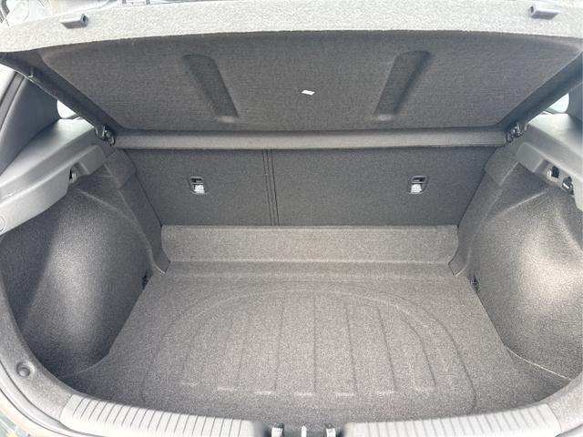 Hyundai / i30 / Gr&uuml;n / / / STYLE NAVI LED RFK PDC 