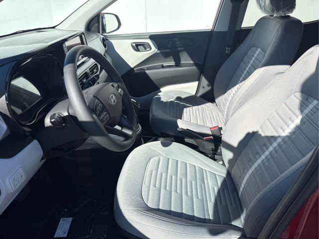 Hyundai / i10 / Rot / / / AUT SHZ KLIMAAUTOMATIK AMBIENTE ALU RFK PDC NAVI 