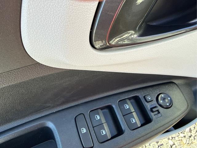 Hyundai / i10 / Rot / / / AUT SHZ KLIMAAUTOMATIK AMBIENTE ALU RFK PDC NAVI 