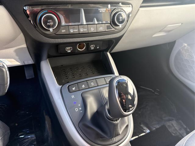 Hyundai / i10 / Rot / / / AUT SHZ KLIMAAUTOMATIK AMBIENTE ALU RFK PDC NAVI 