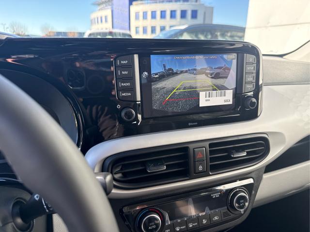 Hyundai / i10 / Rot / / / AUT SHZ KLIMAAUTOMATIK AMBIENTE ALU RFK PDC NAVI 