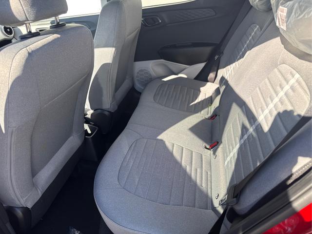 Hyundai / i10 / Rot / / / AUT SHZ KLIMAAUTOMATIK AMBIENTE ALU RFK PDC NAVI 