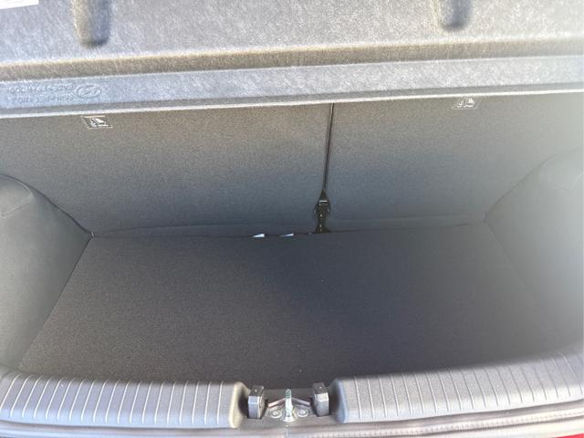 Hyundai / i10 / Rot / / / AUT SHZ KLIMAAUTOMATIK AMBIENTE ALU RFK PDC NAVI 