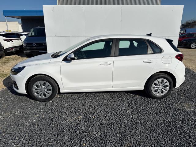 Hyundai / i30 / Wei&szlig; / / / STYLE NAVI LED RFK PDC 