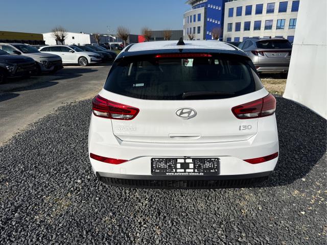 Hyundai / i30 / Wei&szlig; / / / STYLE NAVI LED RFK PDC 
