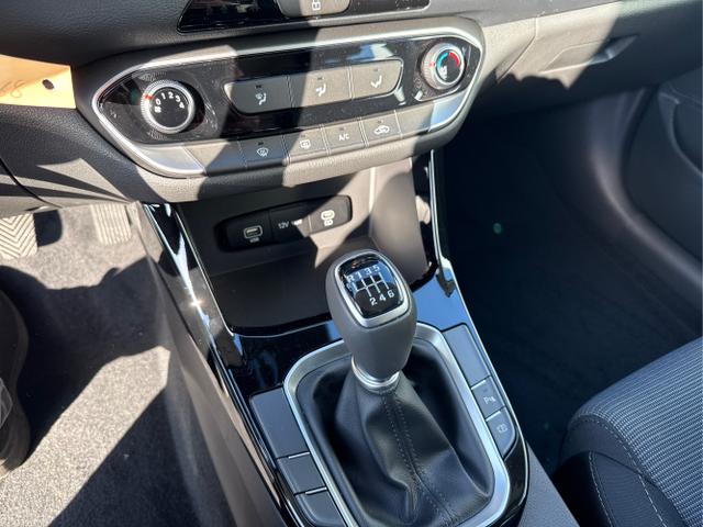 Hyundai / i30 / Wei&szlig; / / / STYLE NAVI LED RFK PDC 