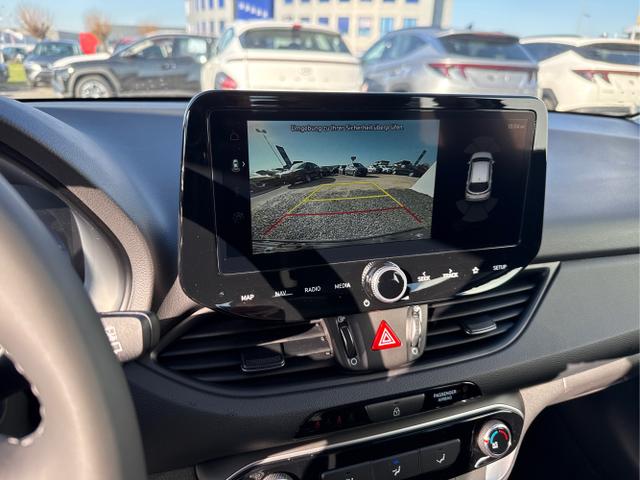 Hyundai / i30 / Wei&szlig; / / / STYLE NAVI LED RFK PDC 