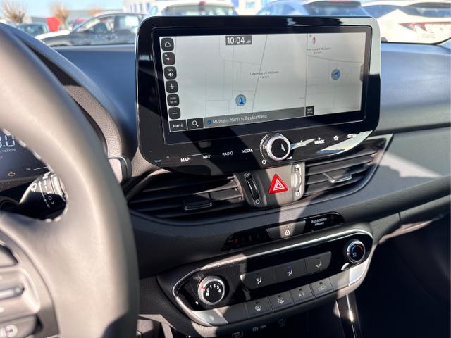 Hyundai / i30 / Wei&szlig; / / / STYLE NAVI LED RFK PDC 