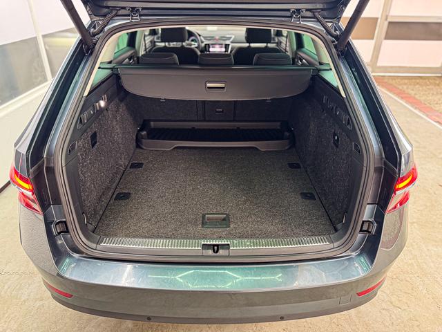 Skoda Superb Combi STYLE DSG NAVI SHZ LED 