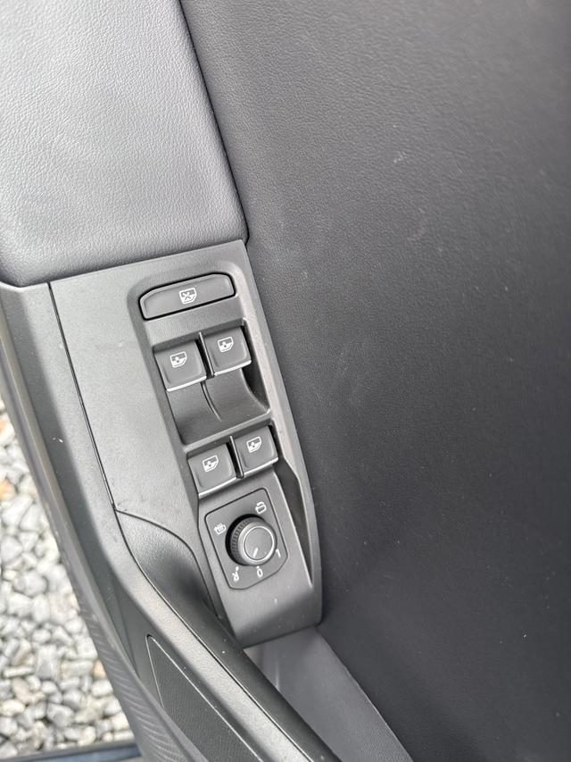 Seat / Leon / Grau / / / MATRIX NAVI AHK KESSY RFK SHZ PDC