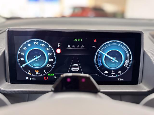 Hyundai Inster IMPRESSION CROSS 49kWh PANO 220V DIG.KEY SHZ 360 BCA ACC NAVI RFK LED 