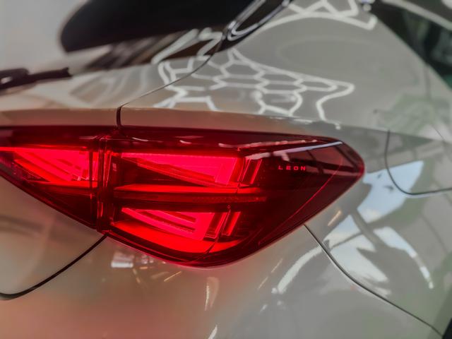 Cupra Leon 1.5 eTSI DSG NAVI MATRIX INTELLIGENT DRIVE KEYLESS SHZ RFK 