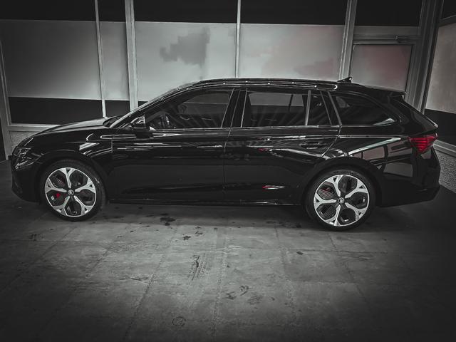 Skoda Octavia Combi 2.0 TSI DSG AHK PANO SHZ MATRIX NAVI RFK 