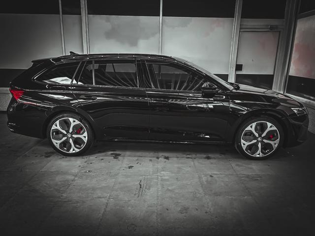 Skoda Octavia Combi 2.0 TSI DSG AHK PANO SHZ MATRIX NAVI RFK 